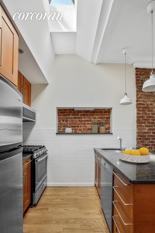 Building Photo - 376 3rd St