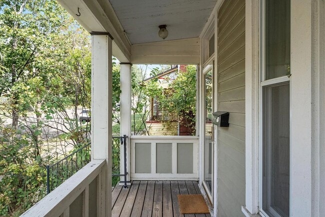 Building Photo - Magnificent, Beautifully UPDATED, 3 Bedroo...