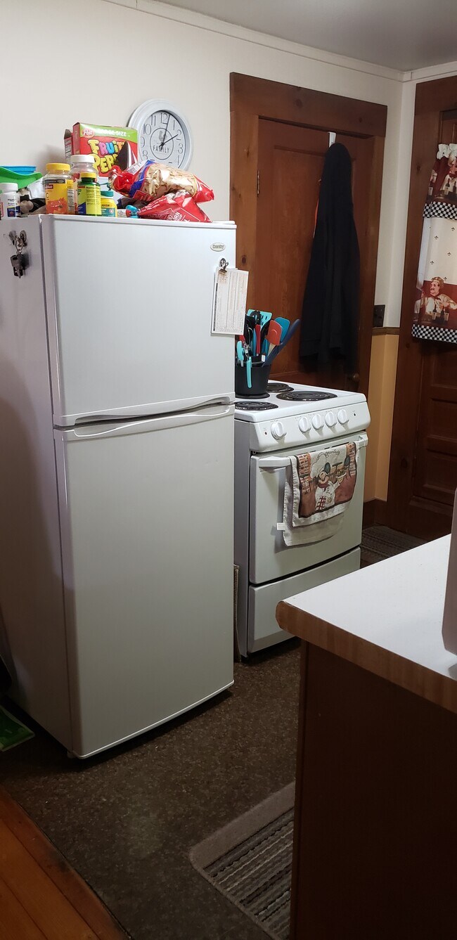 Refrigerador y cocina - 75 Court St