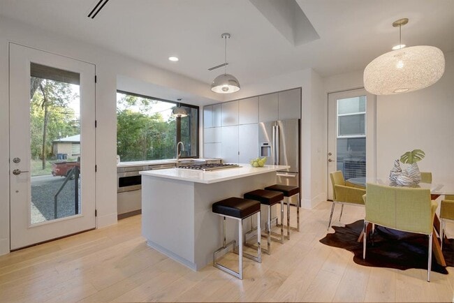 Building Photo - 1114 Mariposa Dr