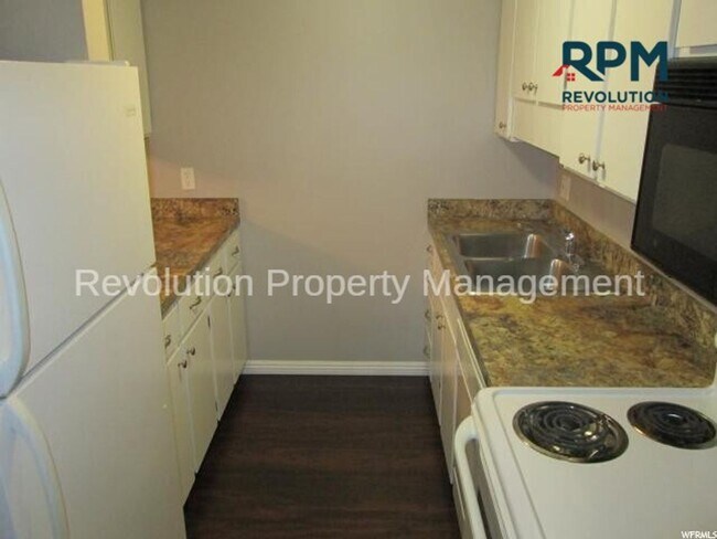 Building Photo - 2 Bedroom in Great Roy Location!