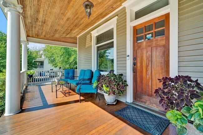 Foto del edificio - 2229 Wycliffe Ave SW