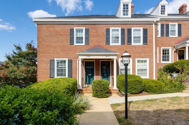 Charming End-Unit Townhouse in Fairlington - Charming End-Unit Townhouse in Fairlington