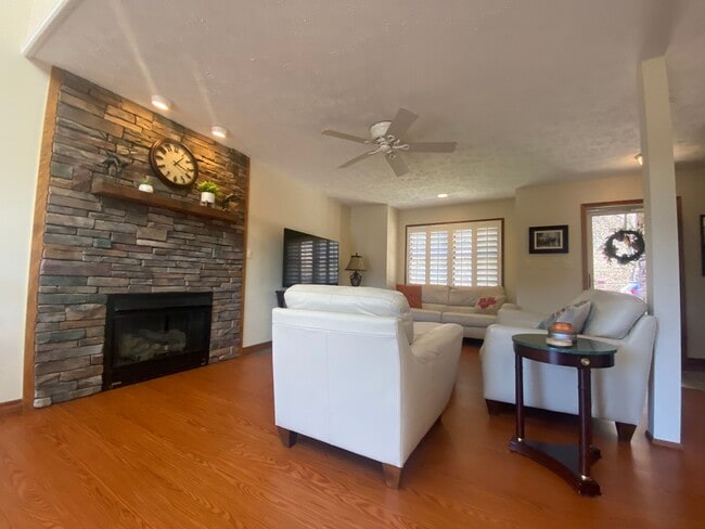 Building Photo - * August Special Rate - River Views - Down...