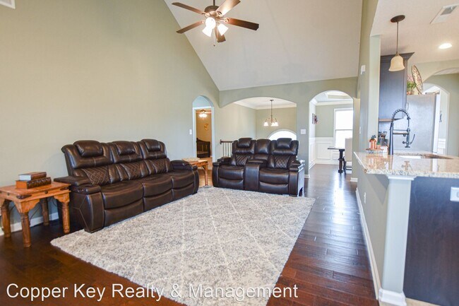 Foto del edificio - 5 br, 3 bath House - 992 Smoots Drive