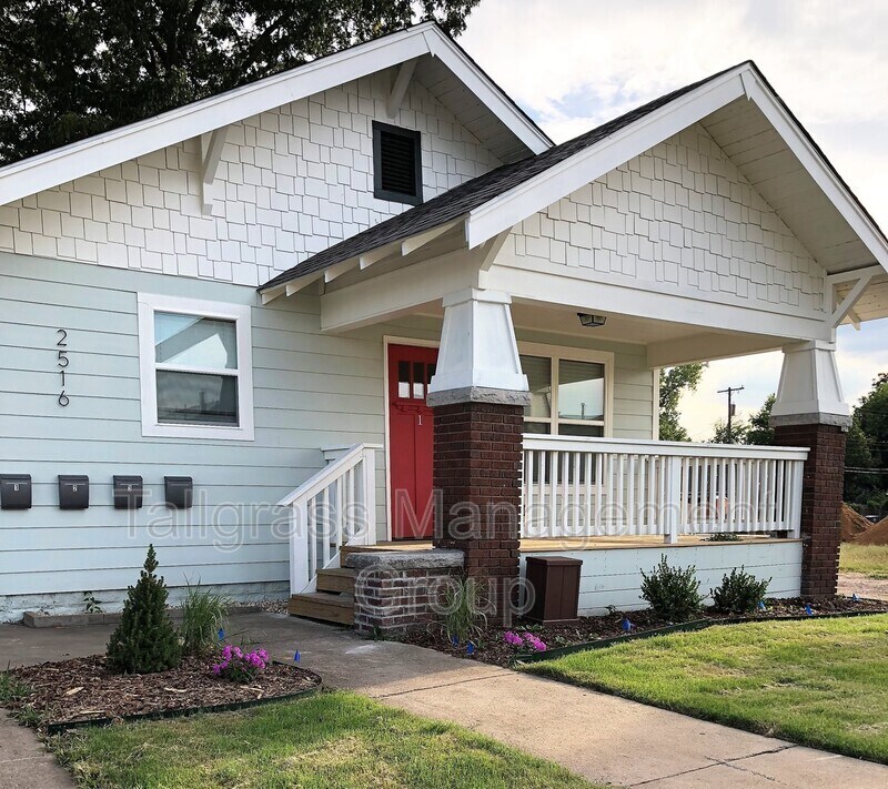 Foto principal - 2516 E 6th St