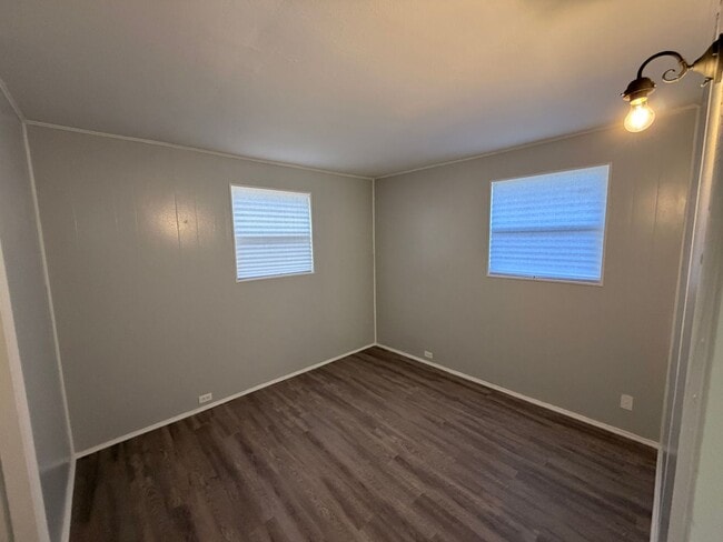 Building Photo - Updated & Affordable Gem in Westside Jax!