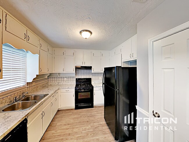 Building Photo - 110 W Forest Dr