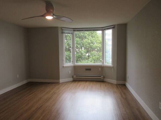 Building Photo - 1 bedroom 1 bath luxury condo for rent wit...