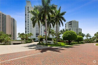 Building Photo - 8473 Bay Colony Dr