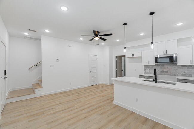 Building Photo - 7126 Bywood St