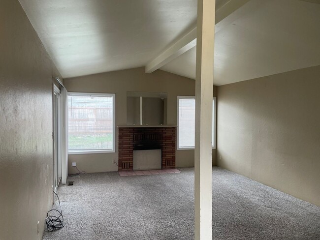 Building Photo - Nice 3 Bedroom 1.5 Bathroom Home w/Large fully Fenced Back Yard