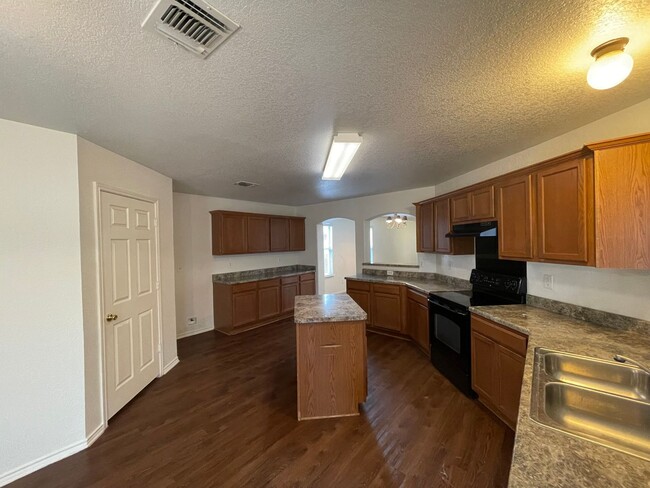 Building Photo - LOTS OF SQUARE FOOTAGE IN THIS 4 BEDROOM H...