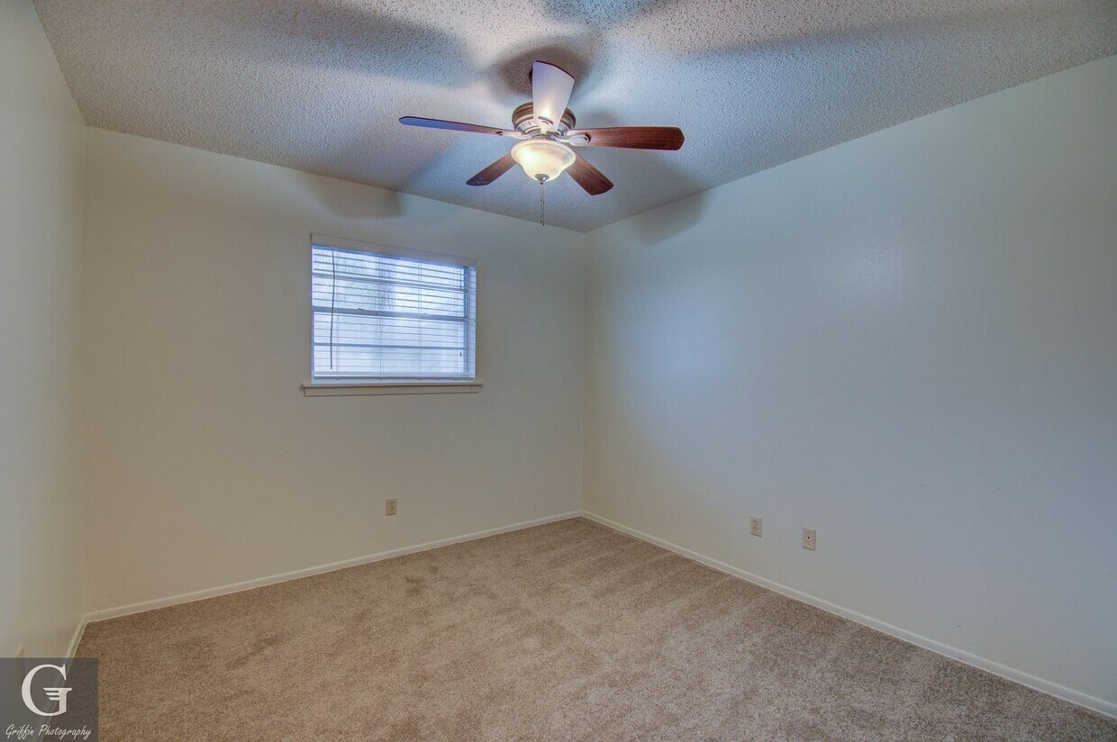 Foto principal - 4 bedroom 2 bathroom