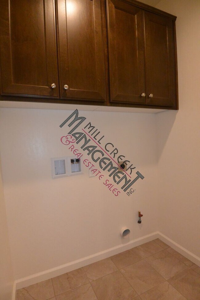 Foto del edificio - Newer 3bedroom/2bath in Tulare.