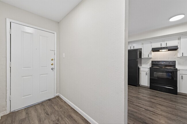 Building Photo - 427 Hollyvale Dr