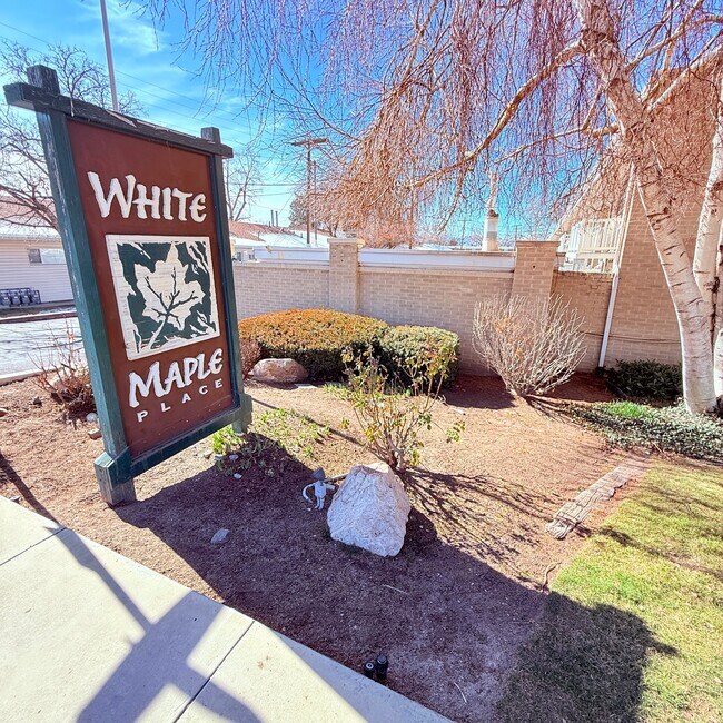 Foto del edificio - 886 Maple Crest Ct