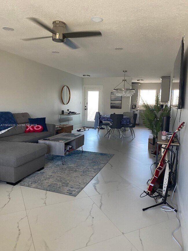 Foto del edificio - 100 Waterway Dr S