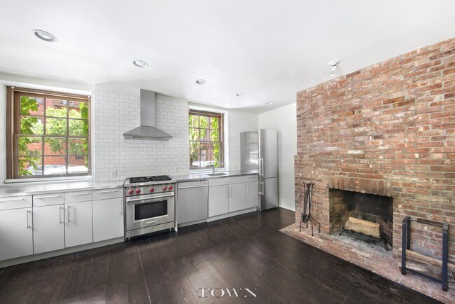 Building Photo - 311 W 11th St