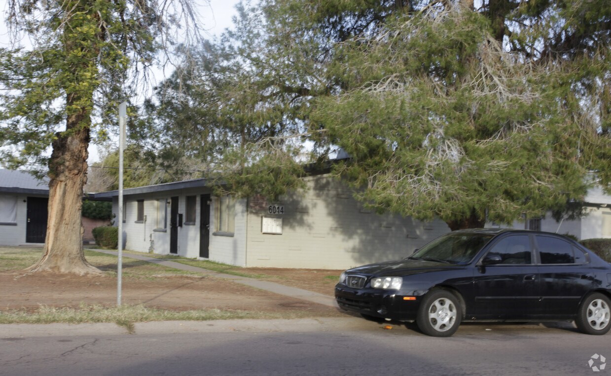 Foto del edificio - 6042-6044 N 21st Ave