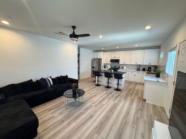 Foto del edificio - 8926 Colbath Ave