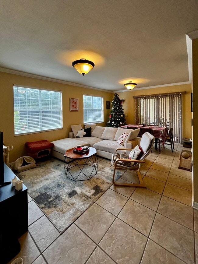 Building Photo - 1/1 condo becoming available January 13th, 2026 for an annual lease