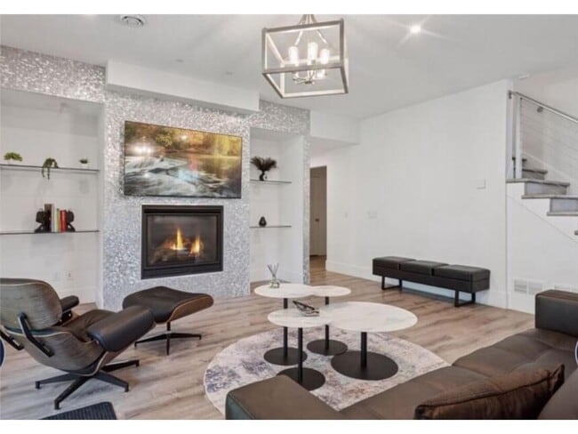 Building Photo - 1032 Gardner St E