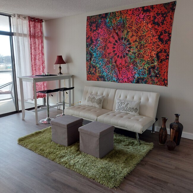 Building Photo - 450 W 7th St