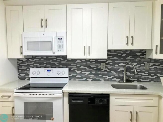 Building Photo - 5545 N Lakewood Cir