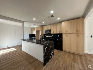 Building Photo - 1032 E Hassett Ave