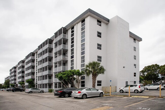 Foto del edificio - 16950 W Dixie Hwy