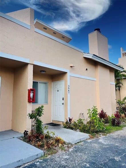 Foto del edificio - 3947 Coral Springs Dr