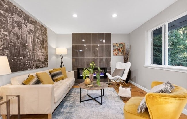 Building Photo - 4 Bed and 2 Bath Beautiful Bellevue Single...
