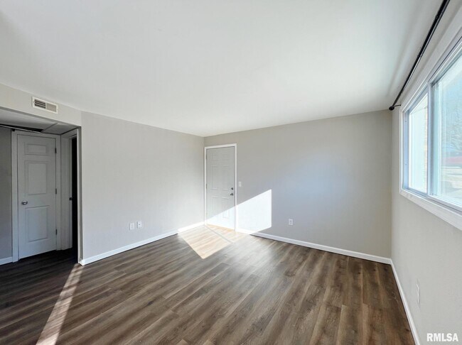 Building Photo - 521 3rd St
