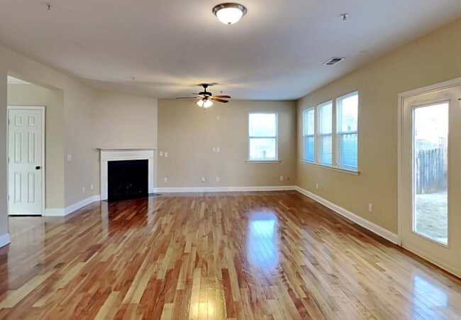 Building Photo - 380 Roseglen Dr NW