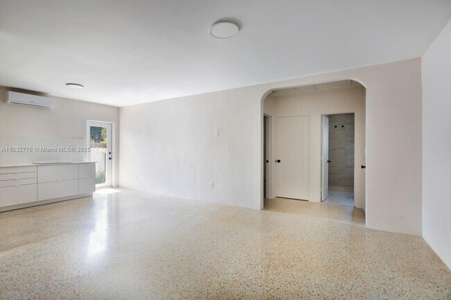 Building Photo - 7800 NE 10th Ct