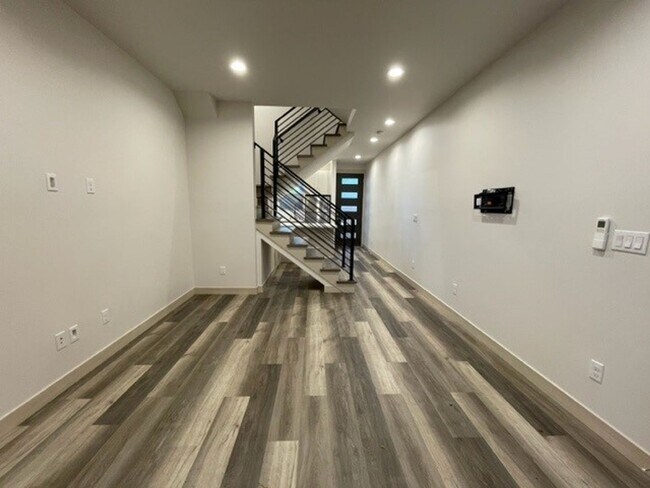 Building Photo - California Avenue Townhouse