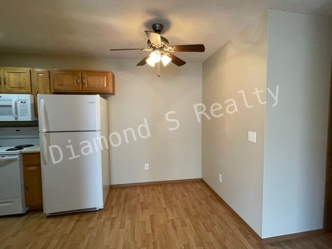 Building Photo - Cute 2 Bed Duplex Available Now - 2 bed, 2 bath, 1 car garage!