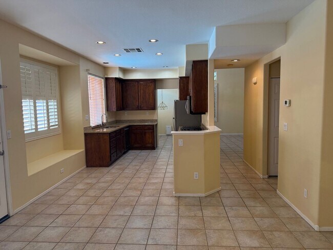 Foto del edificio - Beautiful Home with Pool near Tropicana and Buffalo