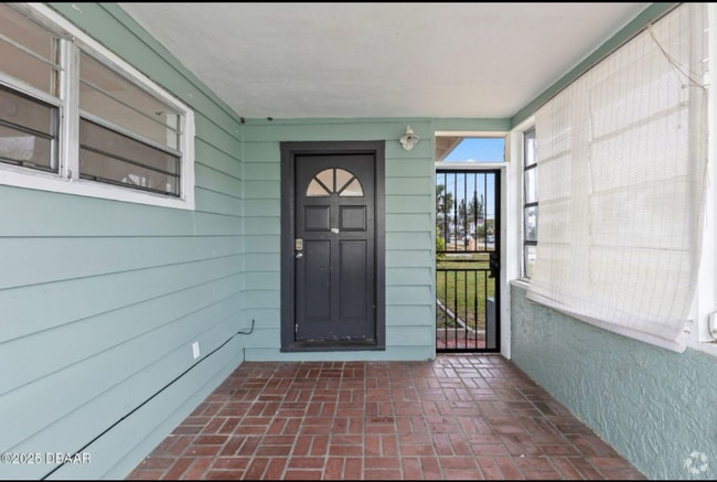 Building Photo - 436 N Oleander Ave