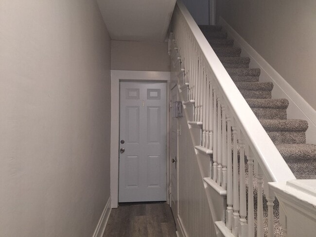 Building Photo - Spacious lower level 2 bedroom