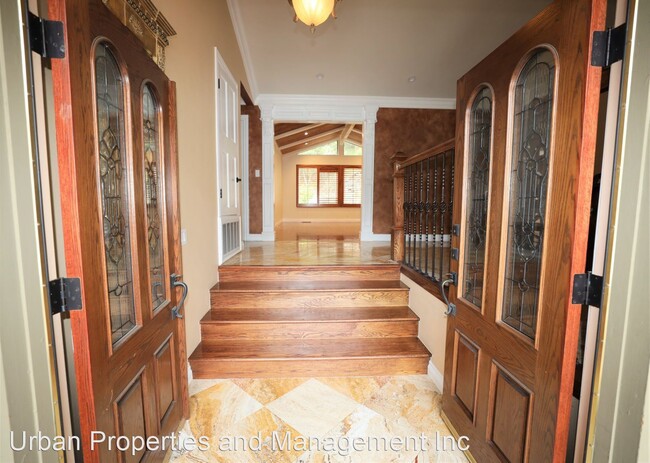 Building Photo - 3 br, 2 bath House - 1318 Crestview Drive ...
