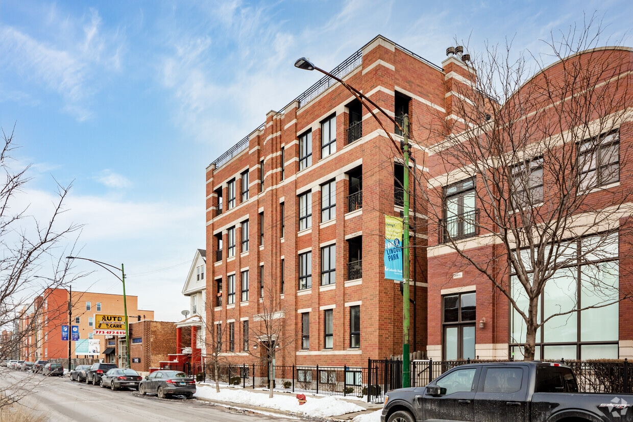 Primary Photo - 2663 N Ashland Ave