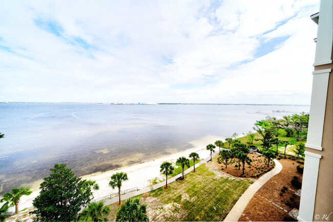 Building Photo - 2400 Grandiflora Blvd