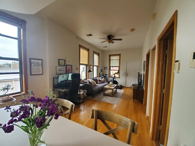 Foto del edificio - 1427 N Wood St