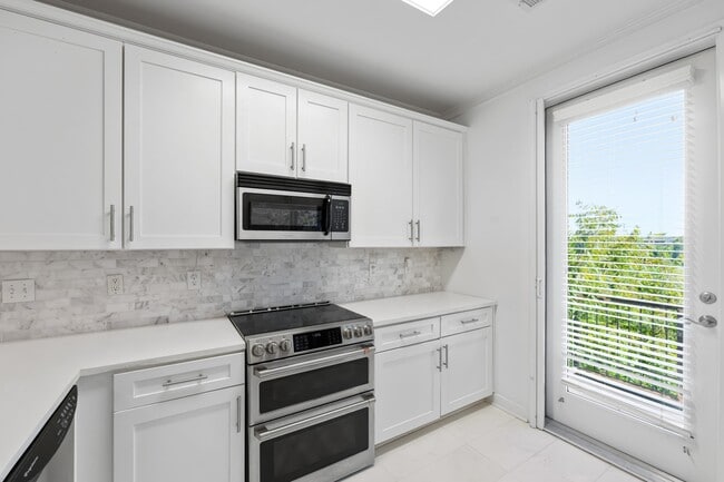 Building Photo - 380 Island Dr