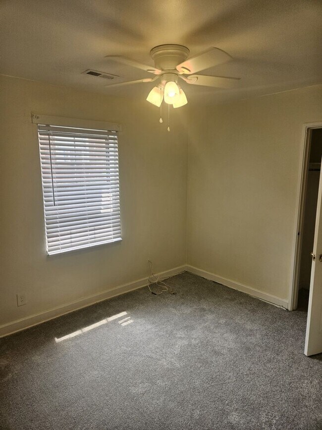 Foto del edificio - AFFORDABLE, SAFE & CLEAN Cozy 2 Bedroom Av...