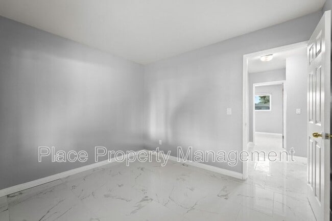 Building Photo - 145 Glenhaven Way