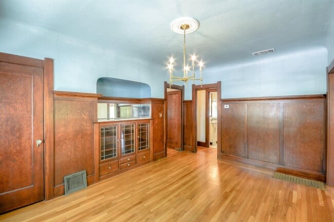 Building Photo - Mid Town 2 Bedroom 2 Bathroom 1260 Sqft. B...