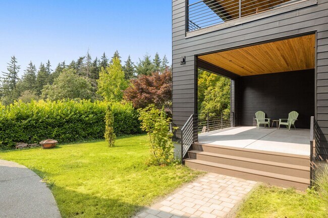 Building Photo - Stunning remodeled apartment with large walk-out patio